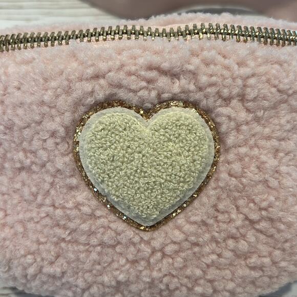 Stoney Clover Lane Sherpa Cozy Rose Fanny Pack with Blanc Glitter Heart - Picture 3 of 13